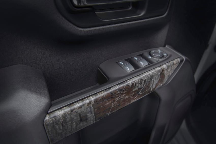 2021 chevrolet silverado realtree edition - interior